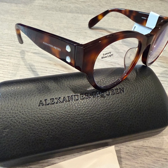 Alexander McQueen Brown Tortoise Reader - Picture 3 of 7